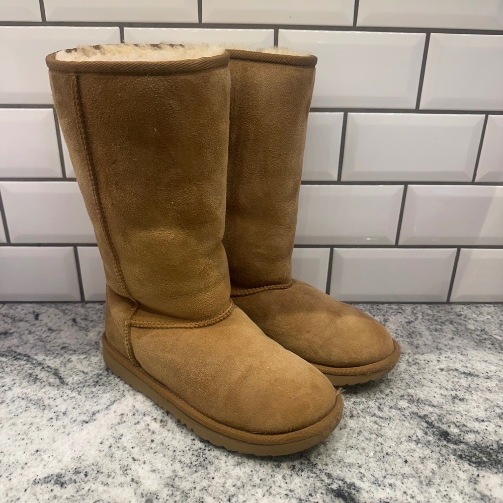 UGG Kids 4 Classic Tall II Boots Chestnut Suede Shearling 1017713K Winter Cozy